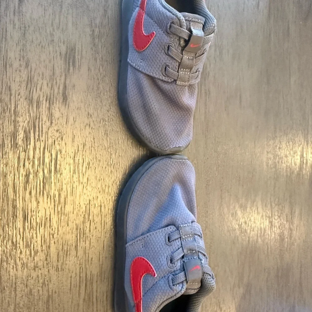 Nike Kids Sneakers‎ in Gray and Red Size 9C